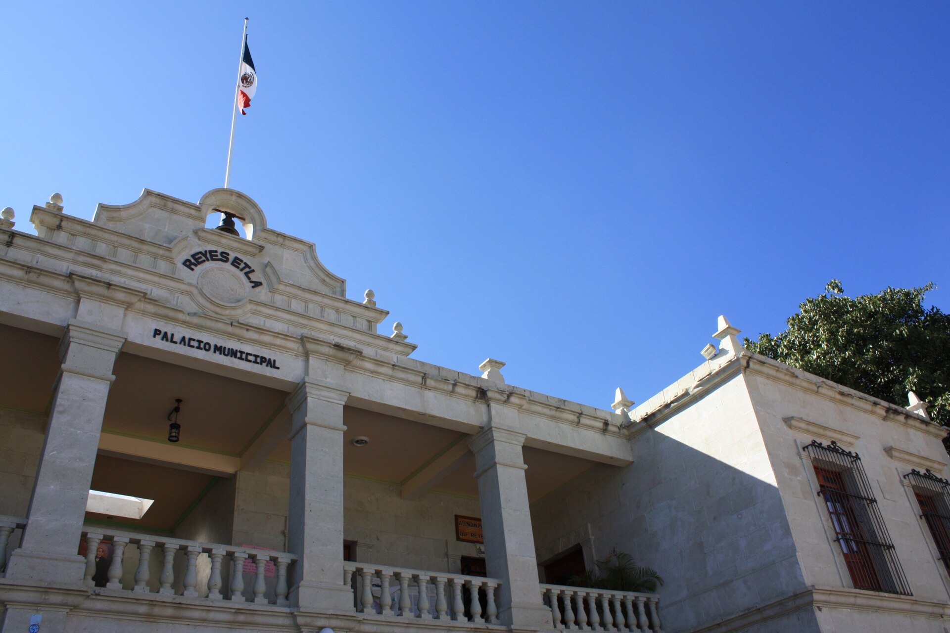 Fachada del palacio municipal en Reyes Etla, Oaxaca