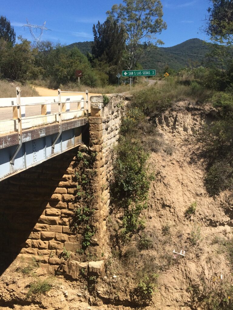 Puente y vía del ferrocarril en San Francisco Telixtlahuaca, Oaxaca