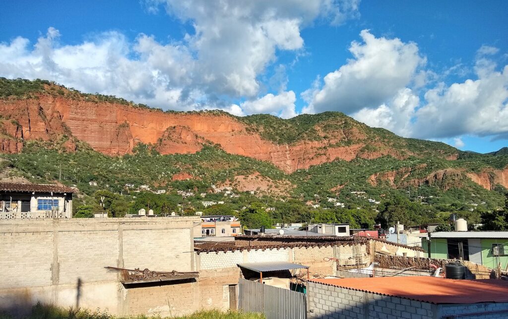 El pueblo y sus acantilados en San Juan Bautista Cuicatlán, Oaxaca
