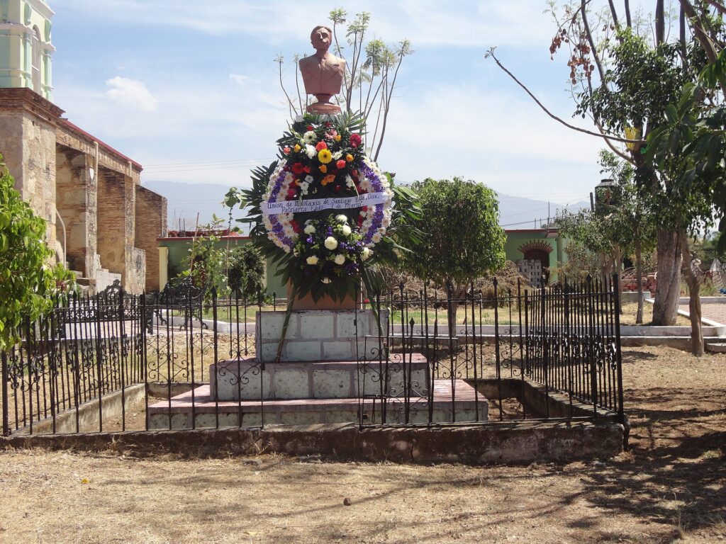 Monumento a Faustino G. Olivera en San Lorenzo Cacaotepec, Oaxaca