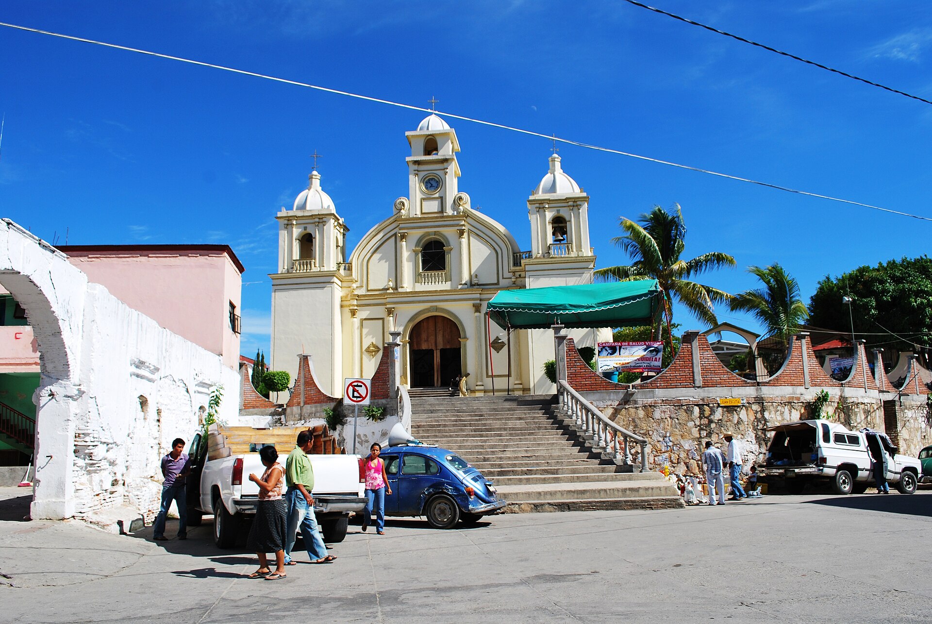 Fachada y atrio del templo en San Pedro Pochutla, Oaxaca