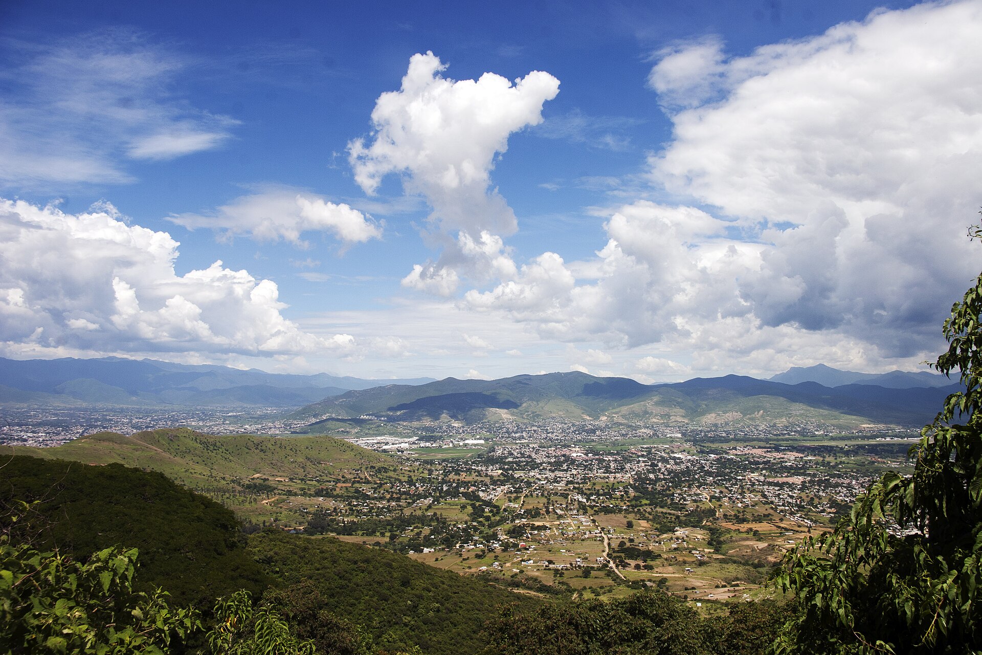Nubes sobre el valle en Santa Cruz Xoxocotlán, Oaxaca