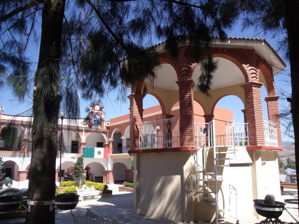 Kiosco del centro en Santa María Atzompa, Oaxaca